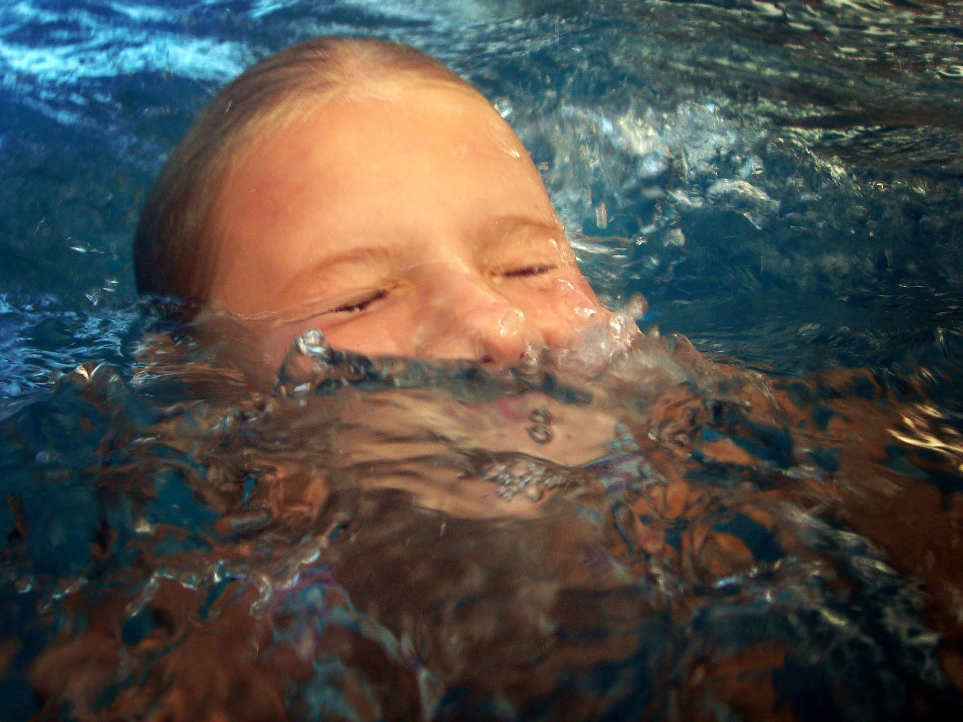 Живет и дышит в воде. Человек захлебнулся водой. Девушка захлебнулась под водой. Задыхается под водой.