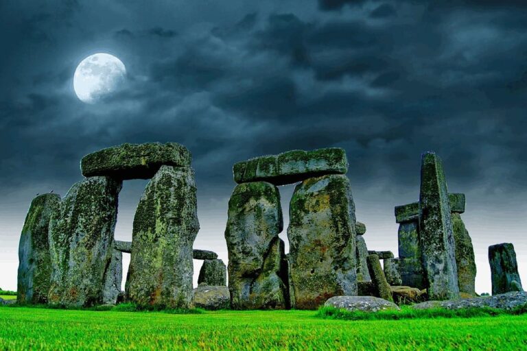stonehenge-g7e84e23a1_1280-red